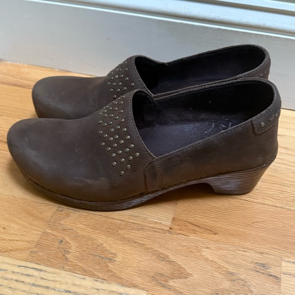 Dansko Mavis Brown Nubuck Leather Studded Slip On Clogs Shoes Size 39 US 9 - Picture 4 of 10